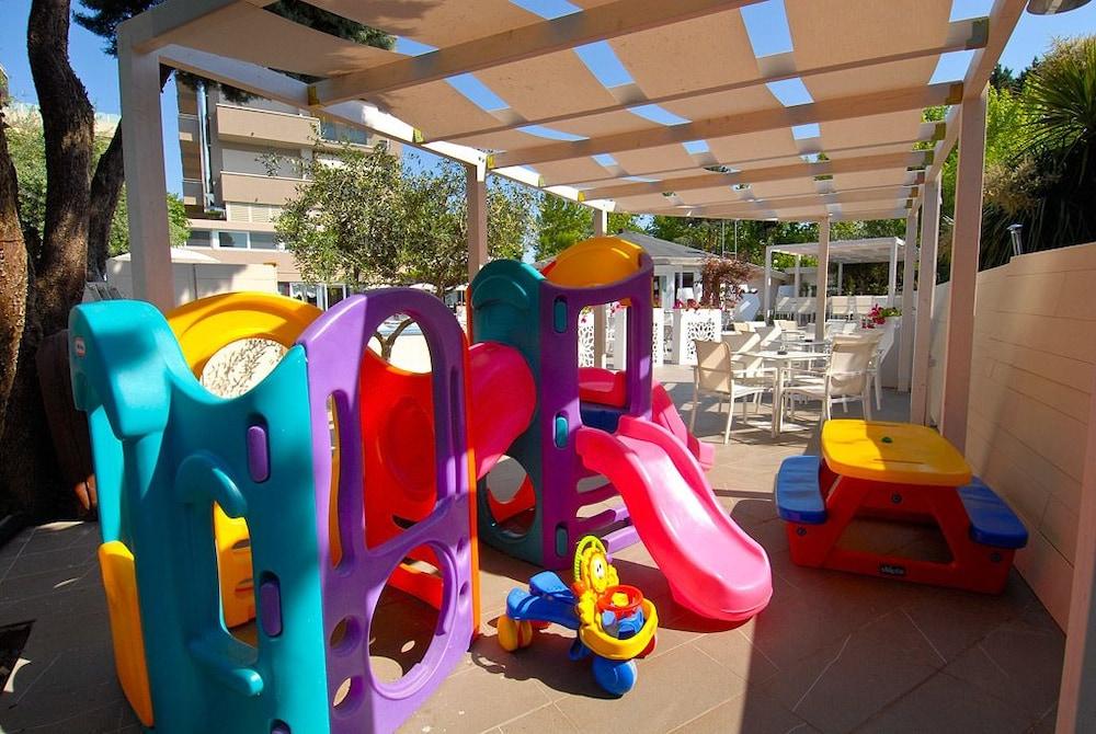 Hotel Pacific Cattolica Eksteriør billede