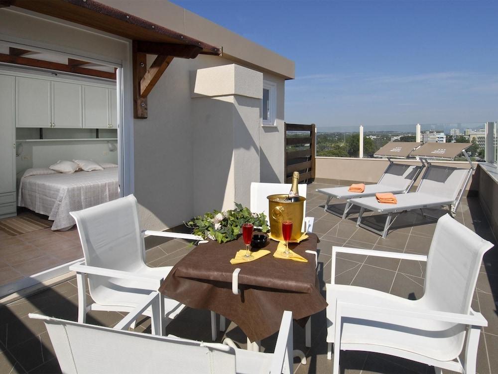 Hotel Pacific Cattolica Eksteriør billede