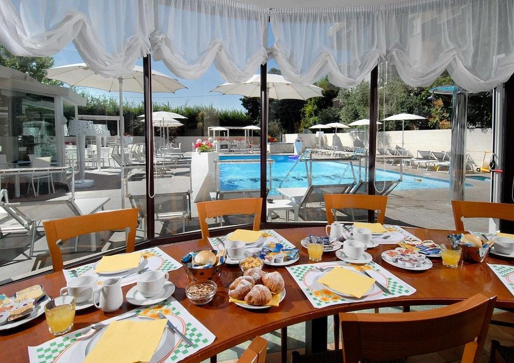 Hotel Pacific Cattolica Eksteriør billede
