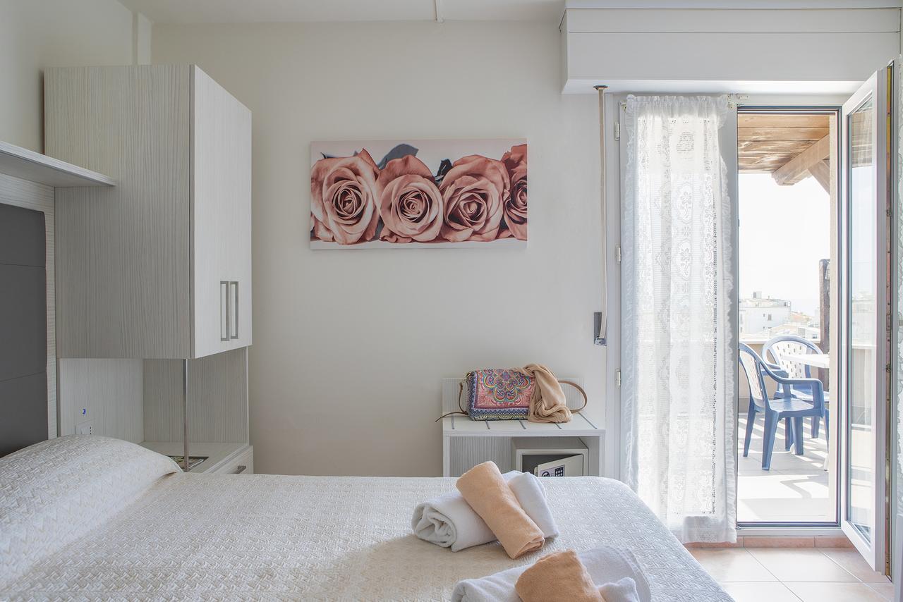 Hotel Pacific Cattolica Eksteriør billede